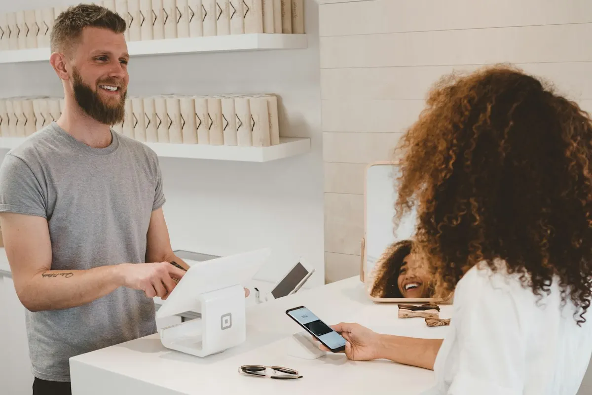 Equipe usando tecnologia para agilizar atendimento e gestão no varejo.