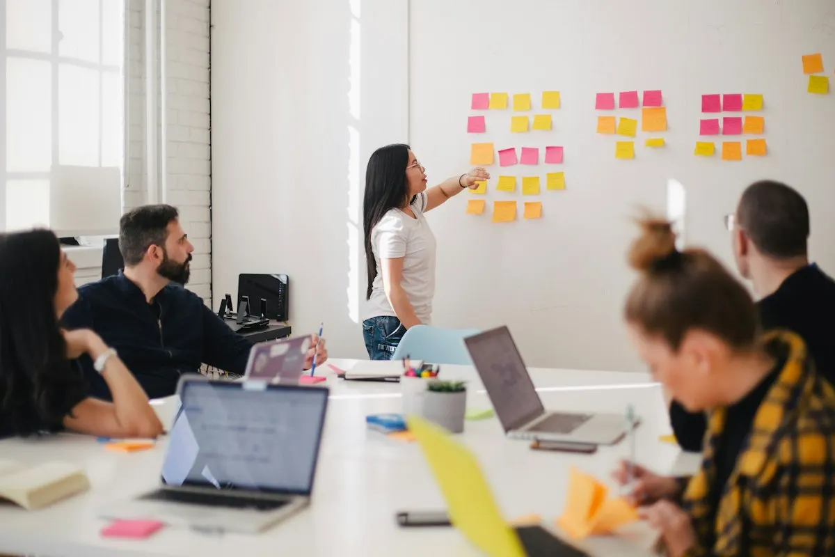 Equipe reunida analisando processos de negócio em um escritório.